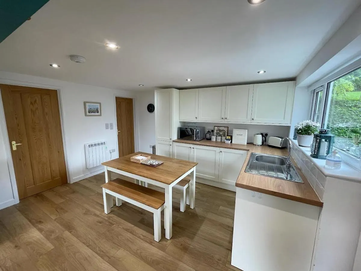 Lovely Ground Floor Apartment In Quiet Village Exeter