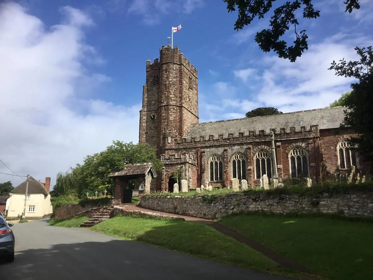 Lovely Ground Floor Apartment In Quiet Village Exeter
